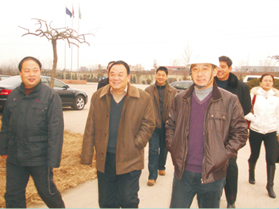 董事(shì)長(cháng)陪同市(shì)人(rén)大(dà)領導參觀公司